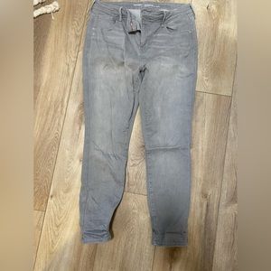 Old Navy rockstar built in sculpt Jean in light grey. Size 16